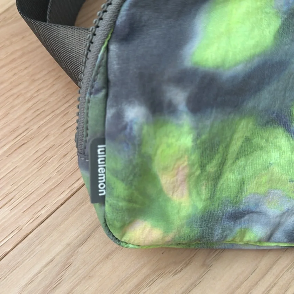 lululemon everywhere belt bag, hyper dye / tie dye - Picture 2 of 6